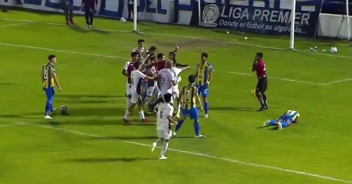 Bătaie cruntă la un meci de fotbal din Mexic » Portarul a ajuns în ambulanță!