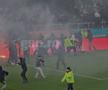 Suporterii lui Dinamo și cei arădeni s-au bătut pe gazon în ultima etapă a sezonului regulat