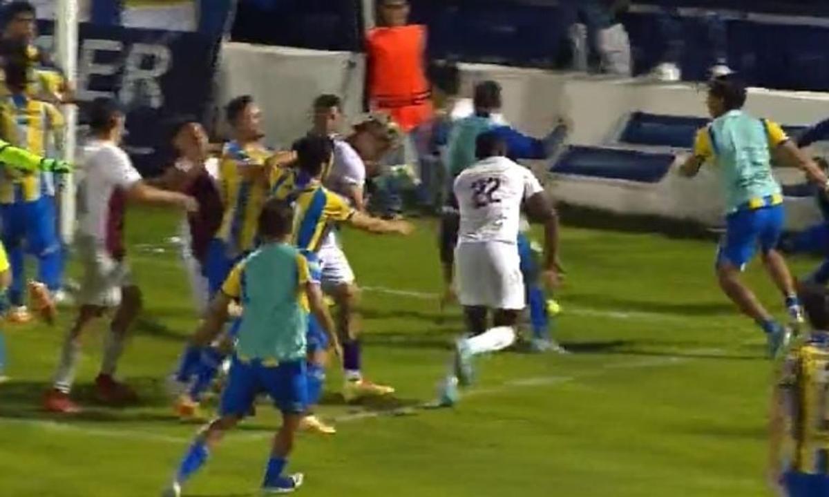 Bătaie cruntă la un meci de fotbal din Mexic! Reboceros de la Piedad - Petroleros Salamanca, suspendat!