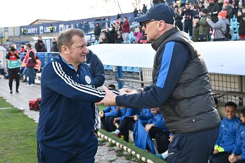 Leo Grozavu (dreapta) e supărat înainte de FC Botoșani – Poli Iași. Foto: Imago Images