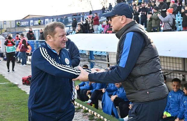 Doi internaționali de tineret, lăsați 12 ore în București după meciul din Armenia! Antrenorul din Superliga, iritat înaintea derby-ului: „Noi îi plătim”