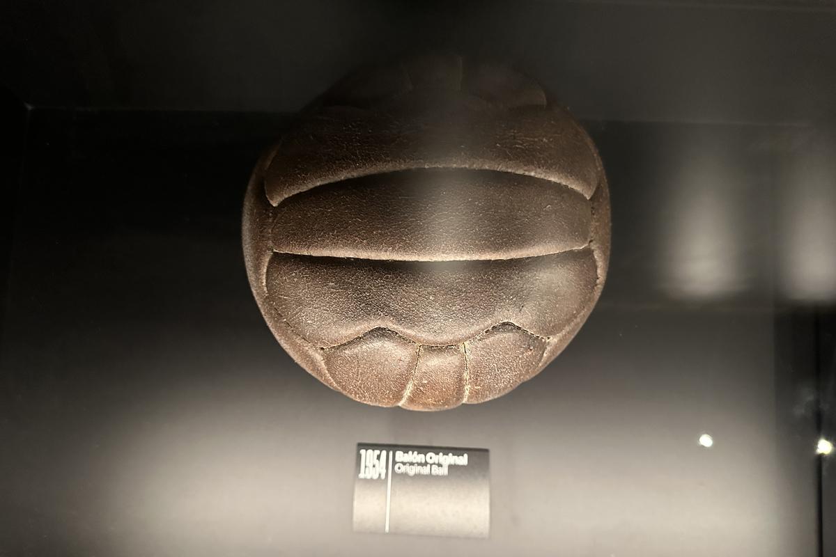 Galerie impresionantă de tricouri la muzeul fotbalului din Madrid