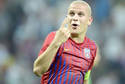 Fostul mijlocaș Alexandru Bourceanu (38 de ani) a mărturisit cum a trăit momentul în care suporterii FCSB-ului de la tribuna a doua au fost îmbrăcați în alb-roșu la meciul cu Manchester City, scor 0-5, din play-off-ul Ligii Campionilor.
