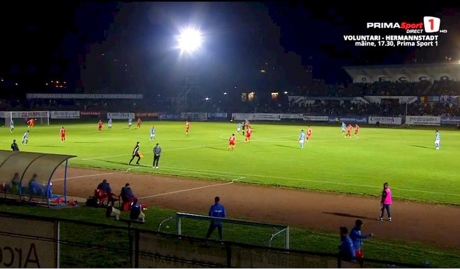 Momentul degajării de la golul de 1-0 / FOTO: captură TV @Prima Sport 1 S-a terminat primul meci al play-off-ului din Liga 2 » Cum arată lupta pentru promovare: clasamentul și programul