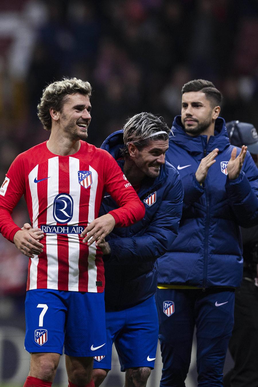 Moldovan, alături de vedete Antoine Griezmann şi Rodrigo De Paul FOTO: Imago Cinci experienţe de top pe care Horaţiu Holdovan le poate trăi la Madrid: de la Frank Sinatra la tricoul lui Il Luce oferit lui Pele