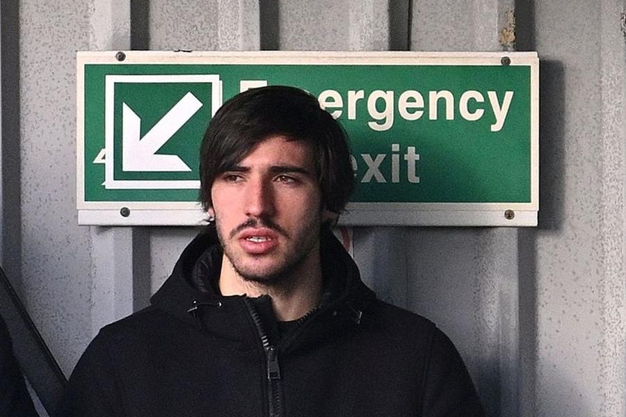 Sandro Tonali a intrat în Premier League pe la ieșirea de urgență / Foto: Guliver/GettyImages Sandro Tonali a vorbit înainte de revenirea pe teren: „Mă simt ca un transfer nou” + Ce l-a ajutat să scape de dependența de pariuri sportive