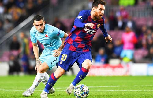 Nicolae Stanciu în duel cu marele Lionel Messi, într-un Slavia Praga - Barcelona, foto: Imago