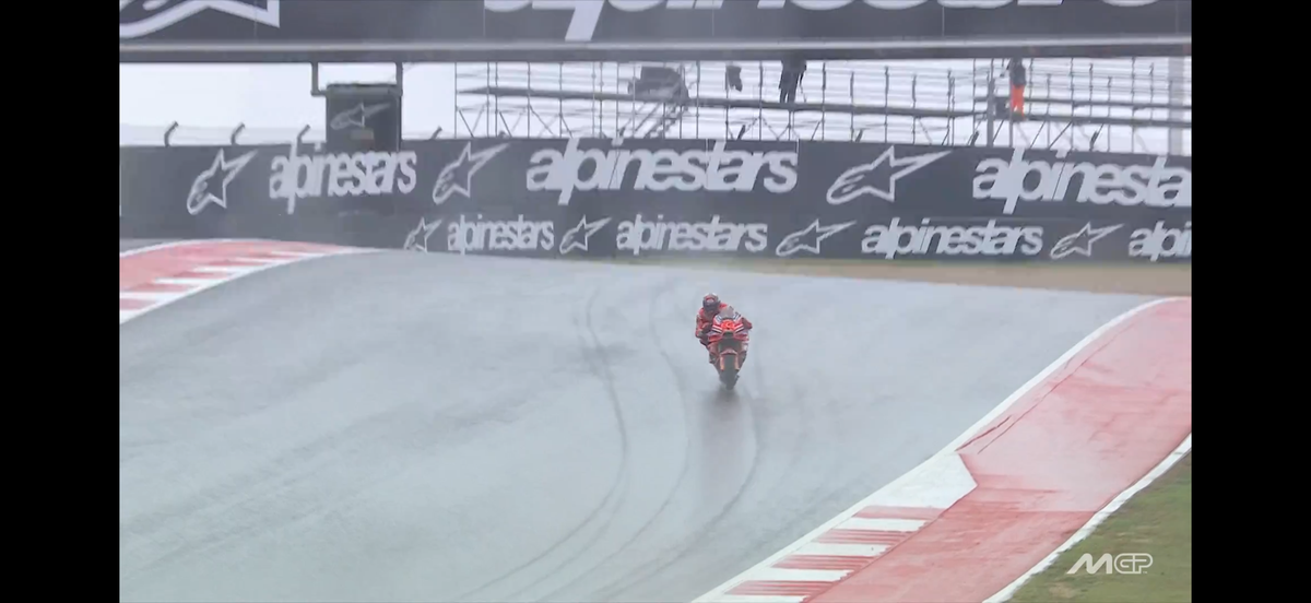Franco Morbidelli a „zburat” pe ploaie! Marc Marquez a avut prima sa căzătură din acest sezon de MotoGP