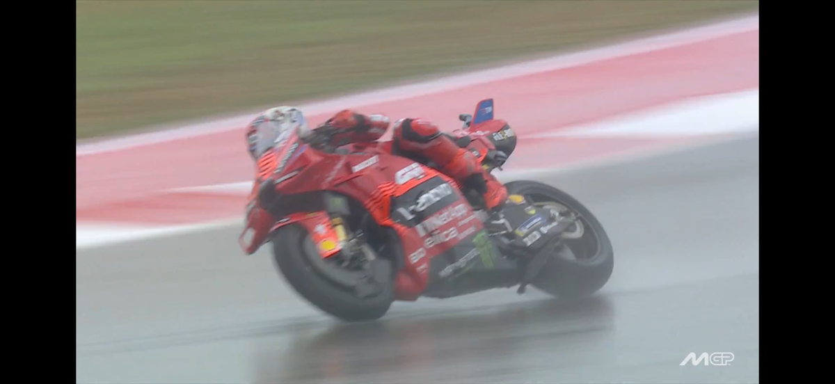 Franco Morbidelli a „zburat” pe ploaie! Marc Marquez a avut prima sa căzătură din acest sezon de MotoGP