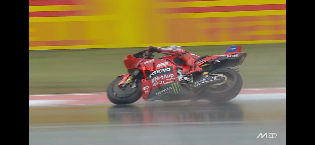 Franco Morbidelli a „zburat” pe ploaie! Marc Marquez a avut prima sa căzătură din acest sezon de MotoGP