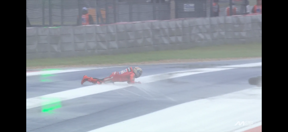 Franco Morbidelli a „zburat” pe ploaie! Marc Marquez a avut prima sa căzătură din acest sezon de MotoGP