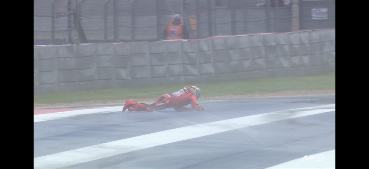 Franco Morbidelli a „zburat” pe ploaie! Marc Marquez a avut prima sa căzătură din acest sezon de MotoGP