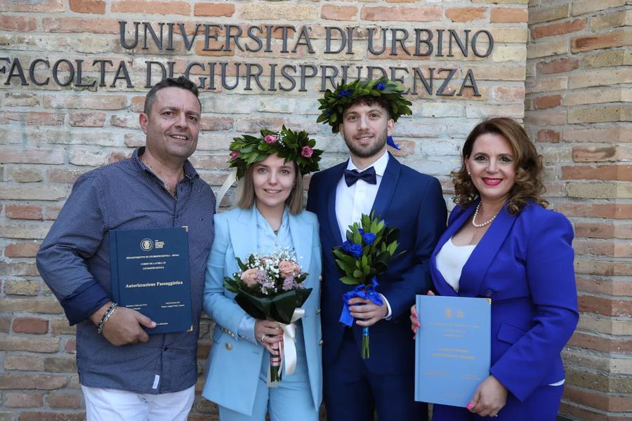 Liviu și Mihaela Anghel împreună cu cei doi copii, absolvenți de Drept. Foto: facebook Dezvăluiri fără precedent: „Mircea Sandu și Dumitru Dragomir discutau la «Casa Doina» aranjamentele din fotbal. Protocoale cu gagici la meciurile naționalei!” + Bătaie cu Giovanni Becali la Intercontinental: „I-a cărat pumni și picioare!”