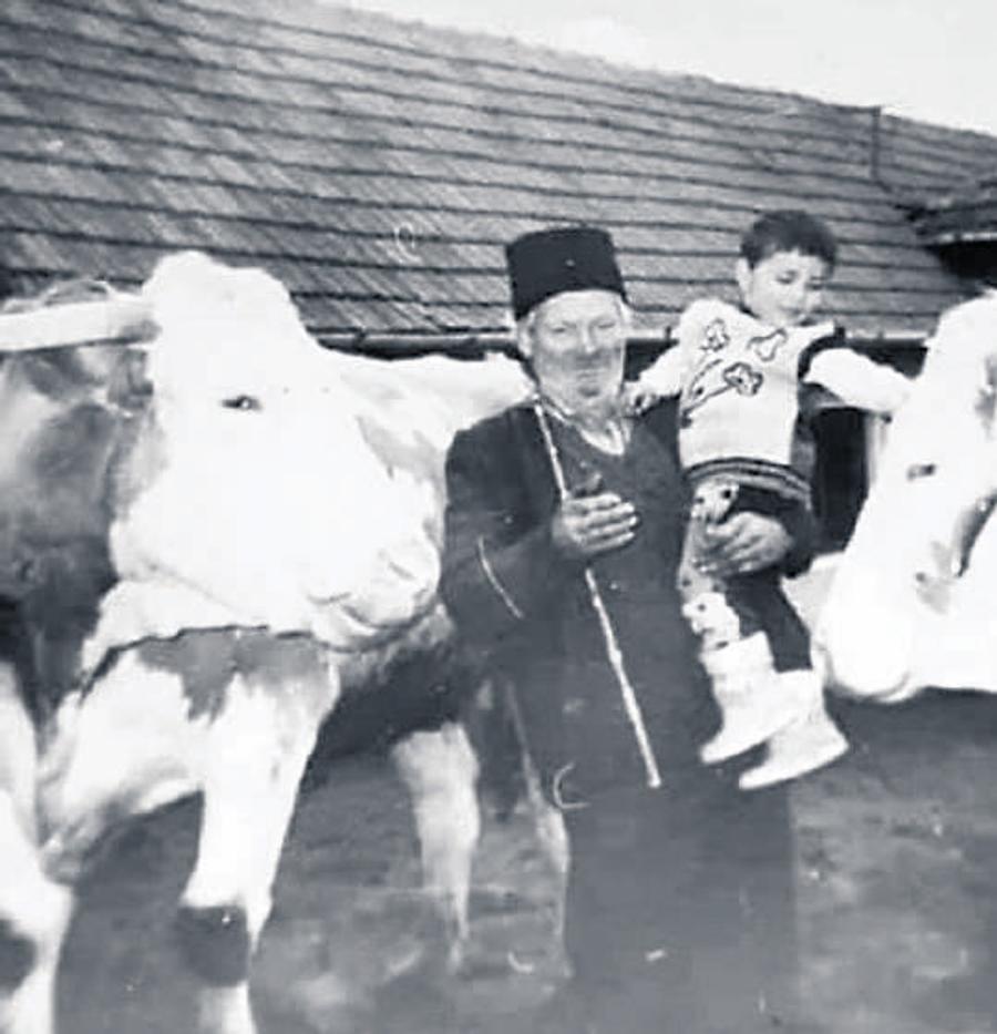 Nicolae Stanciu alături de bunicul său, foto: arhiva personală „Am fost aproape să mă las de fotbal, mi s-a împlântat piciorul în noroi” » Nicolae Stanciu a avut un moment critic în carieră: „El a crezut în mine, m-a ajutat cu recuperarea”