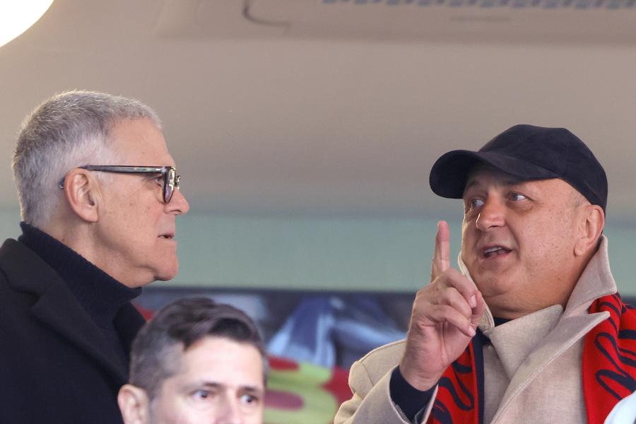 Dan Șucu în dialog cu Alberto Zangrillo, mâna sa dreaptă la Genoa. Foto: Imago Dan Șucu a primit verdictul în procesul cu americanii » Decizia procurorului despre preluarea clubului Genoa