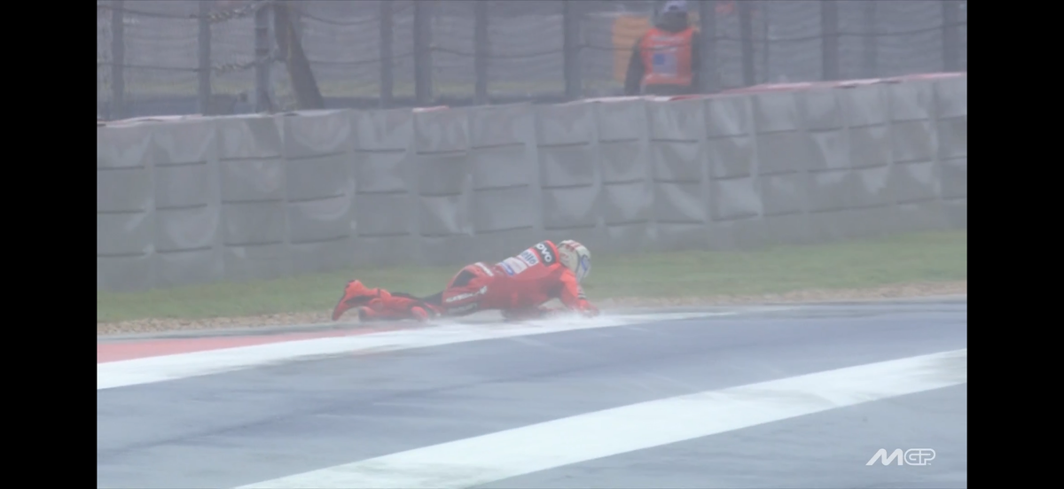 Franco Morbidelli a „zburat” pe ploaie! Marc Marquez a avut prima sa căzătură din acest sezon de MotoGP