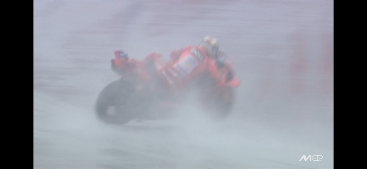 Franco Morbidelli a „zburat” pe ploaie! Marc Marquez a avut prima sa căzătură din acest sezon de MotoGP