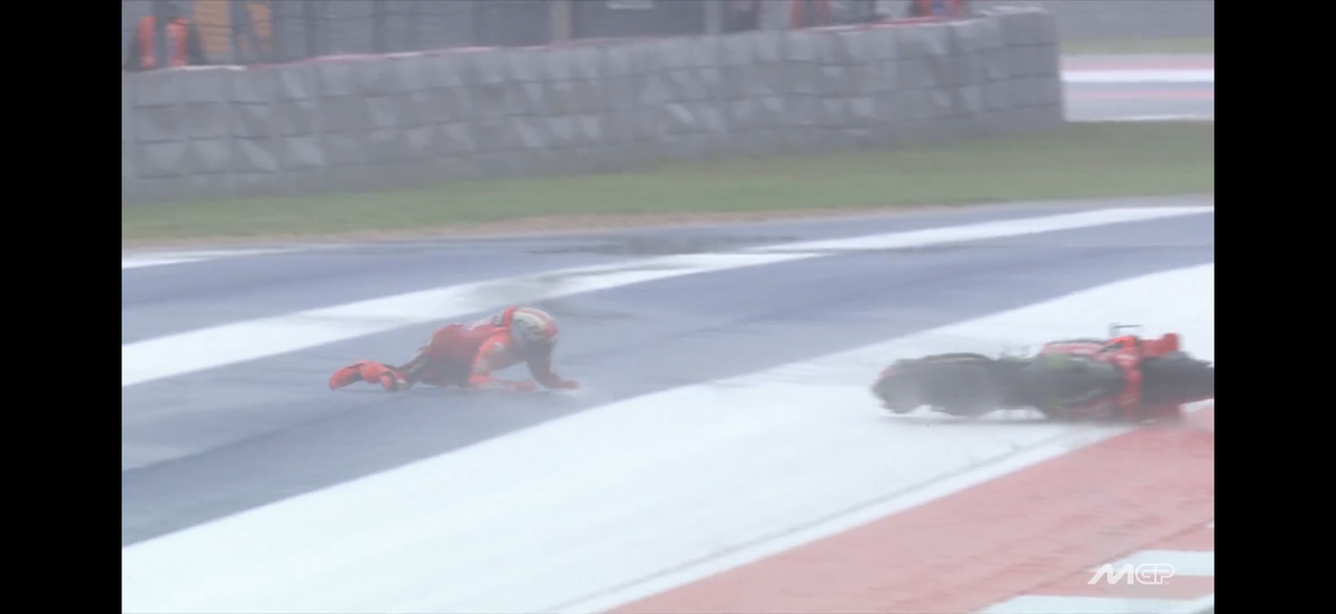 Franco Morbidelli a „zburat” pe ploaie! Marc Marquez a avut prima sa căzătură din acest sezon de MotoGP