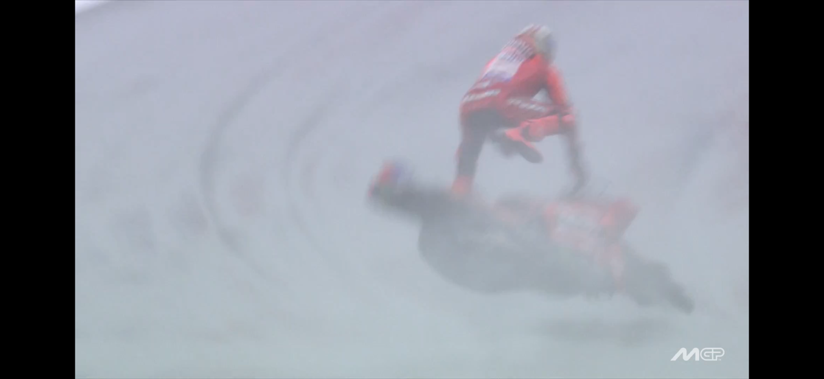 Franco Morbidelli a „zburat” pe ploaie! Marc Marquez a avut prima sa căzătură din acest sezon de MotoGP