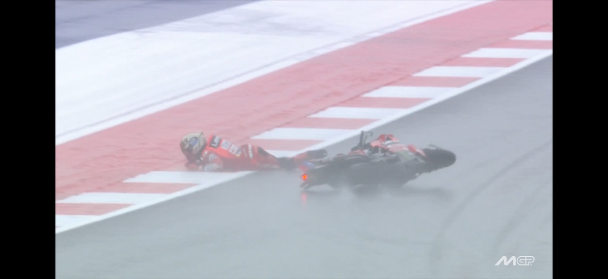 Franco Morbidelli a „zburat” pe ploaie! Marc Marquez a avut prima sa căzătură din acest sezon de MotoGP