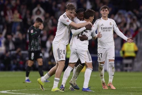 Eduardo Camavinga sărbătorește alături de colegi un gol marcat de Real Madrid / Foto: Imago