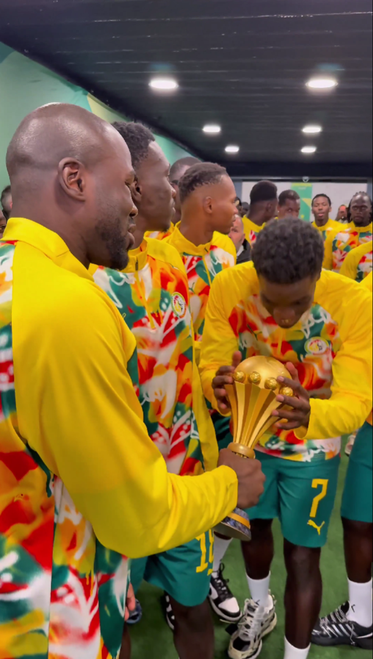 Senegal a adus trofeul Cupei Africii în Europa: paradă în fața a 70.000 spectatori