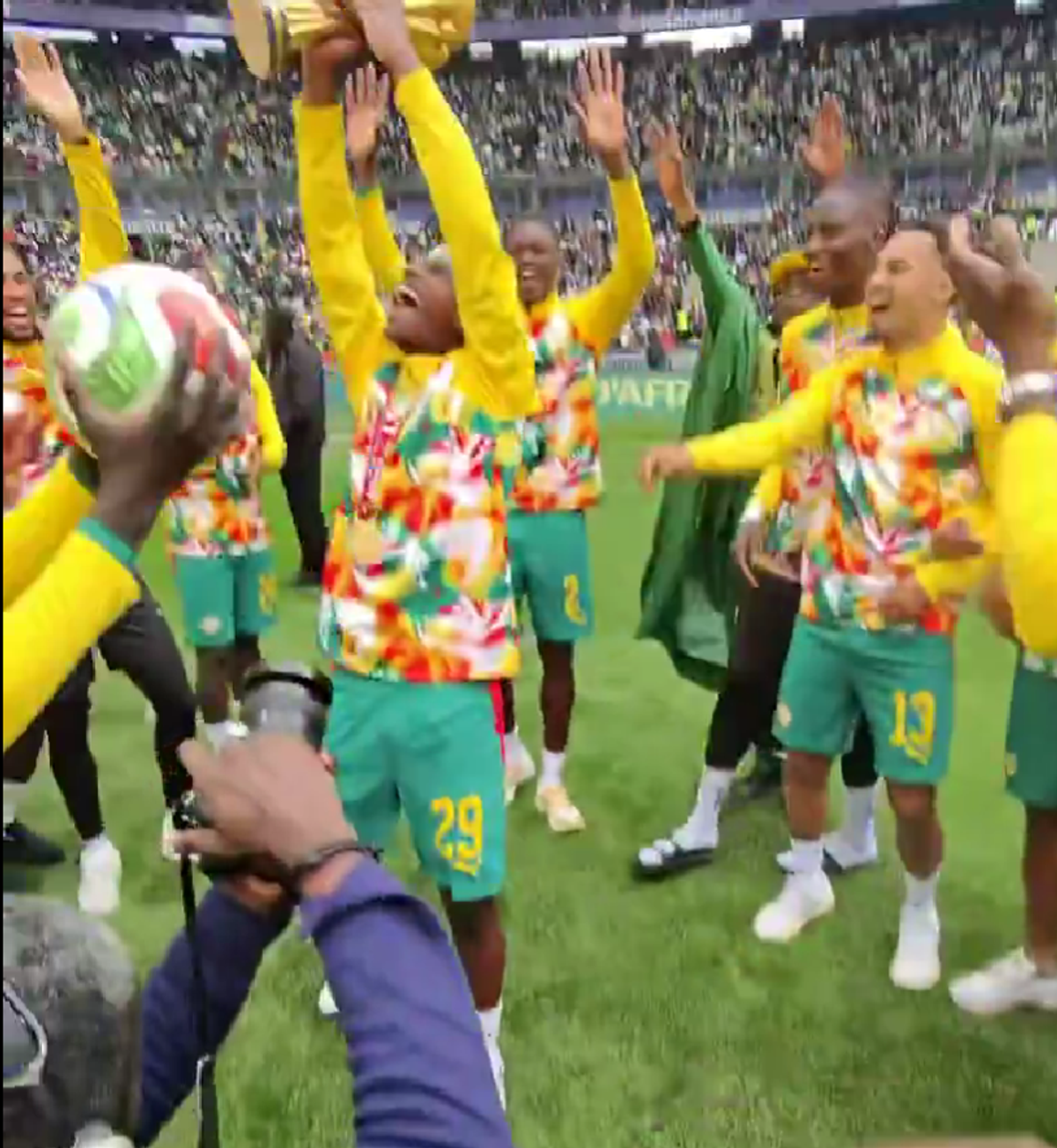 Senegal a adus trofeul Cupei Africii în Europa: paradă în fața a 70.000 spectatori