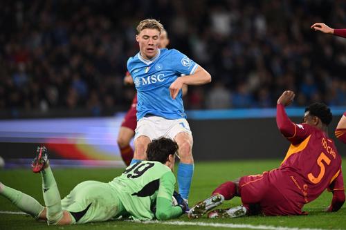 Mile Svilar intervine în careul Romei la o minge urmărită de Evan N'Dicka și Rasmus Hojlund, într-un meci Napoli - AS Roma / Foto: Imago