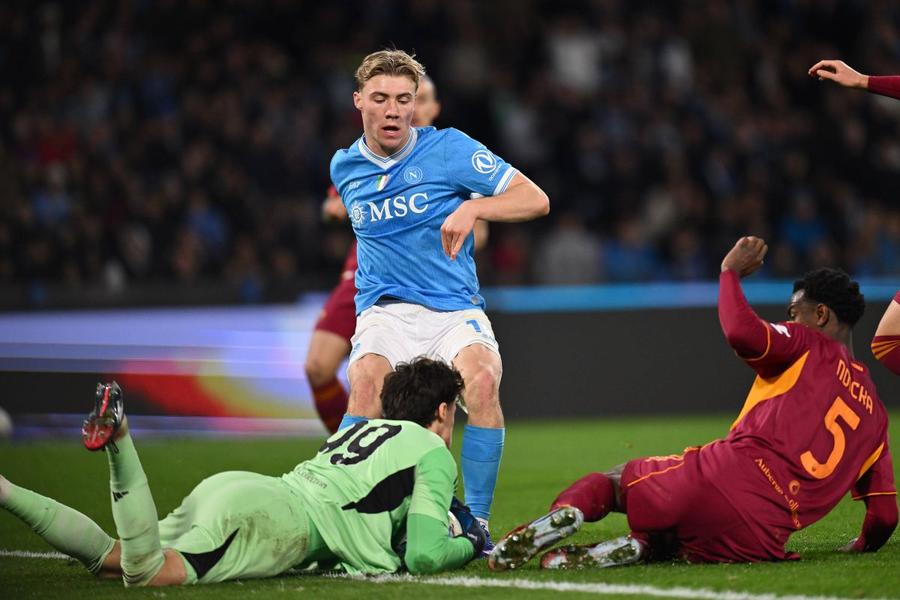 Mile Svilar intervine în careul Romei la o minge urmărită de Evan N'Dicka și Rasmus Hojlund, într-un meci Napoli - AS Roma / Foto: Imago Se face primul transfer dorit de Cristi Chivu » Detaliile contractului și suma de achiziție + Noua țintă în apărare