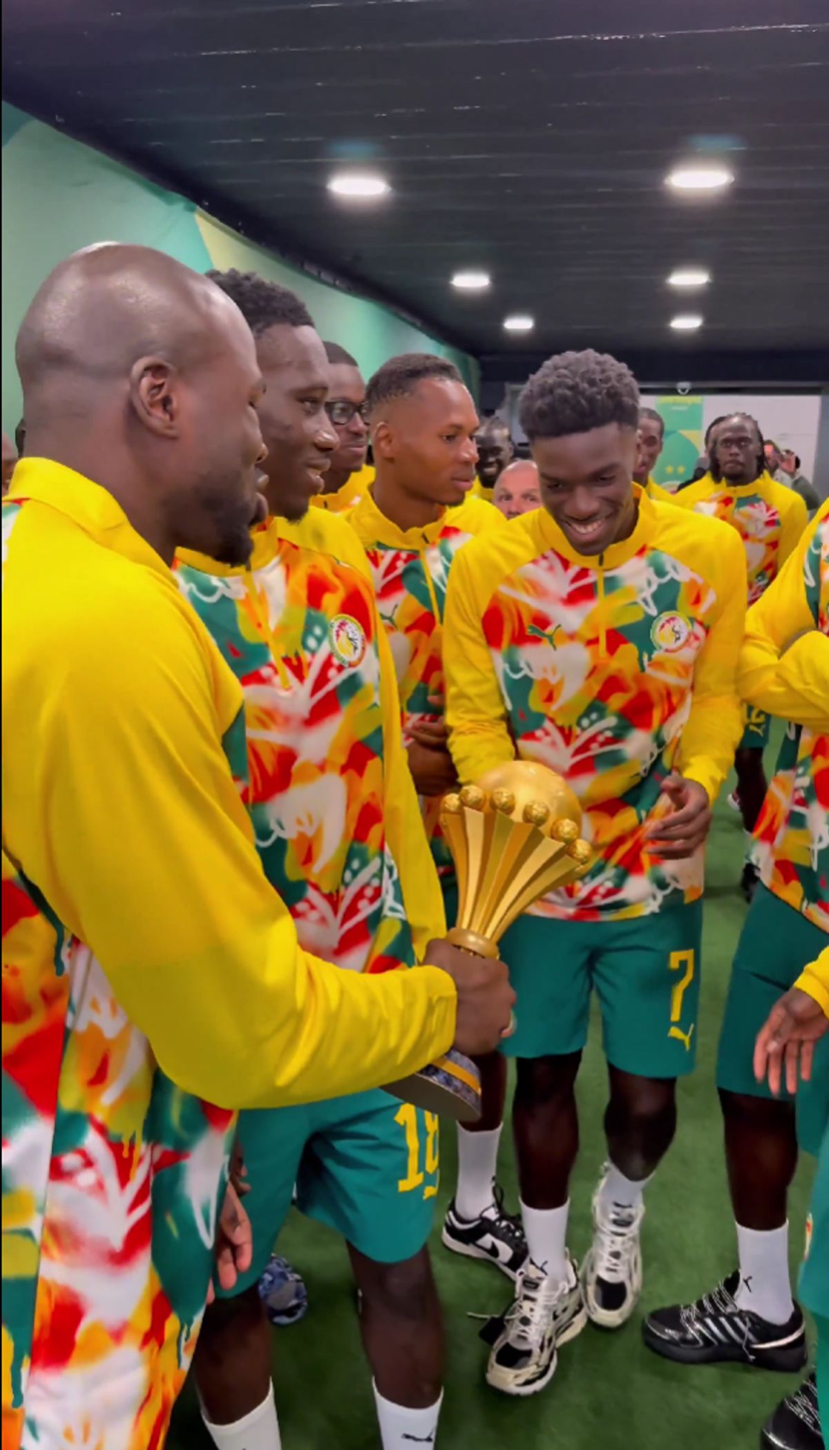 Senegal a adus trofeul Cupei Africii în Europa: paradă în fața a 70.000 spectatori