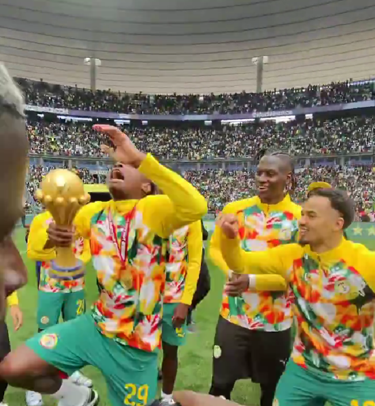 Senegal a adus trofeul Cupei Africii în Europa: paradă în fața a 70.000 spectatori