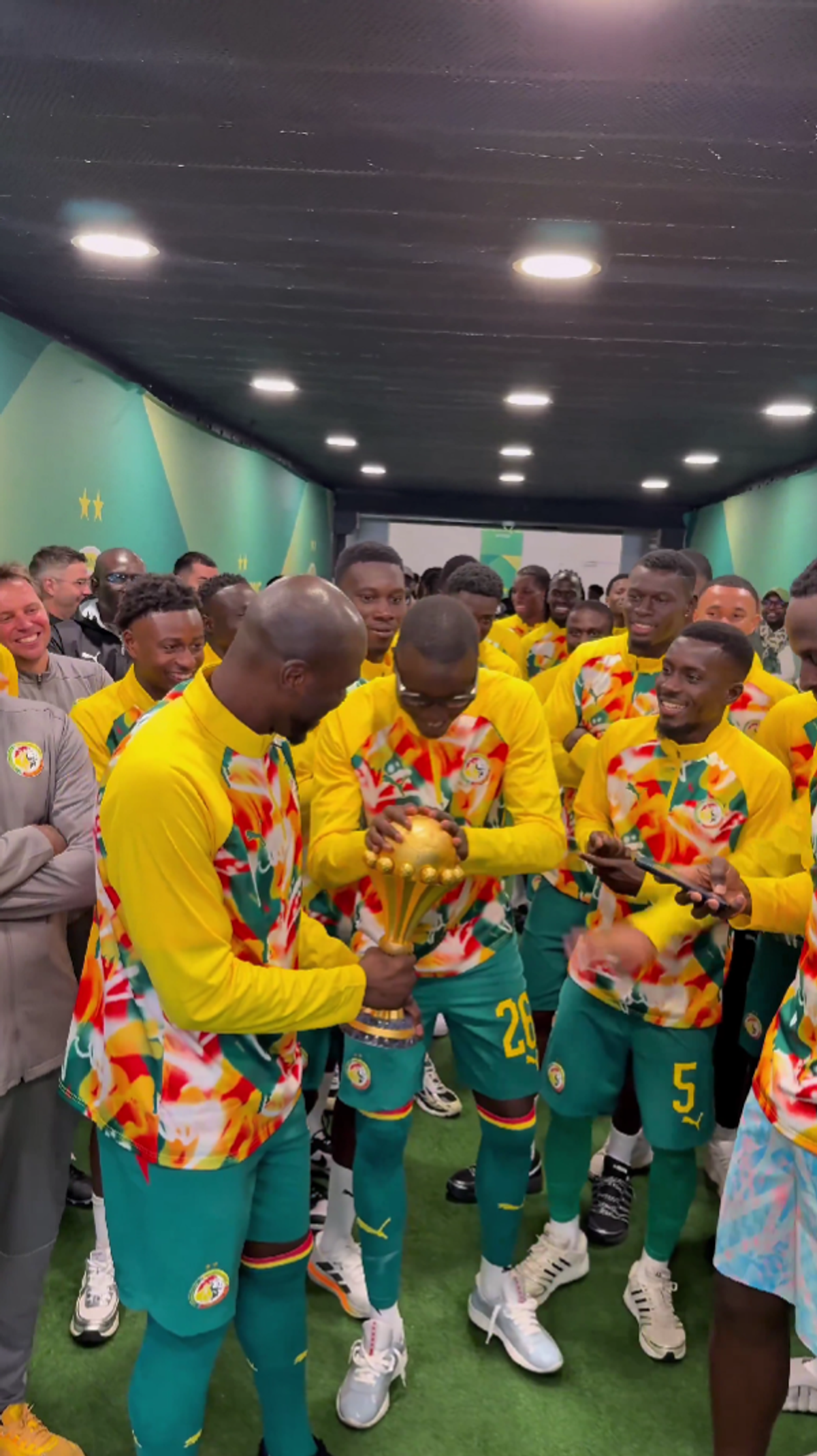Senegal a adus trofeul Cupei Africii în Europa: paradă în fața a 70.000 spectatori