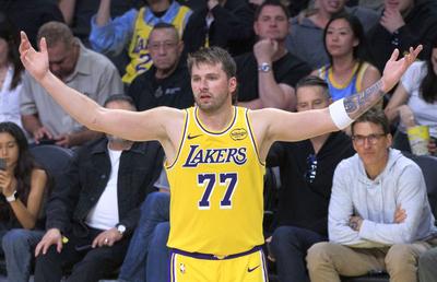 Doncic a marcat 41 de puncte, dar a fost la un pas de bătaie! LeBron și Bronny au scris istorie