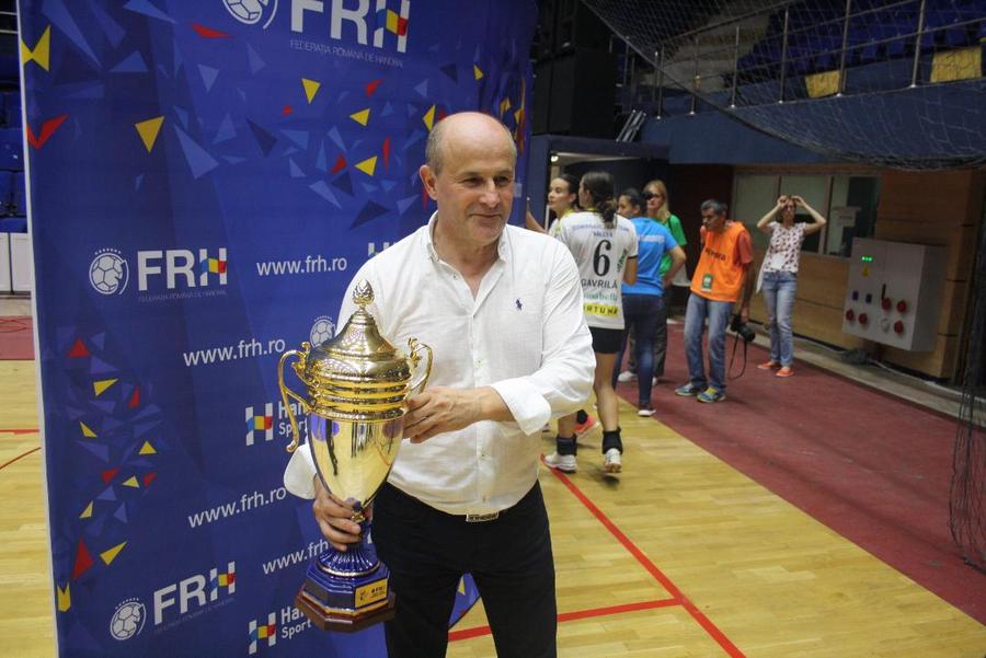 Florin Verigeanu, președintele SCM Rm. Vâlcea, cu trofeul de campion câștigat sezonul trecut SCM Vâlcea atacă Federația de Handbal! Acuză jocuri de culise: „Să-i dea titlul direct lui CSM București!”