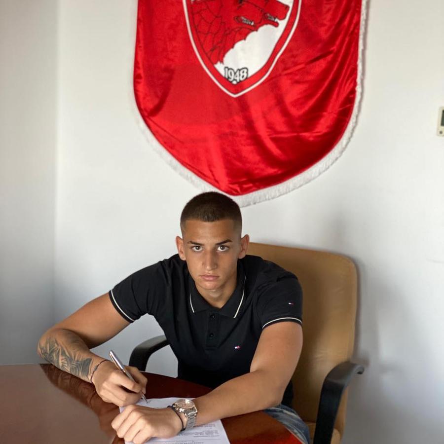 Denis Oncescu // foto: Facebook Încă un fotbalist fuge de la Dinamo » Sătul de plățile preferențiale, și-a depus memoriu!