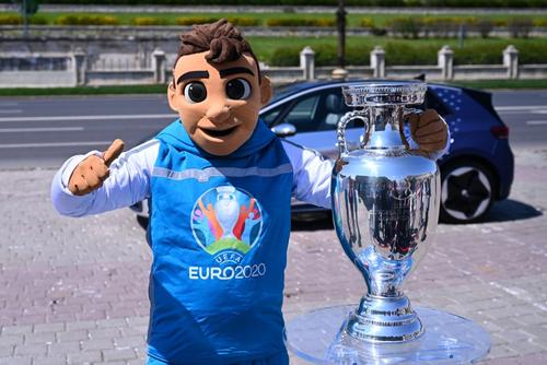 Trofeul Euro la București. Foto: Raed Krishan