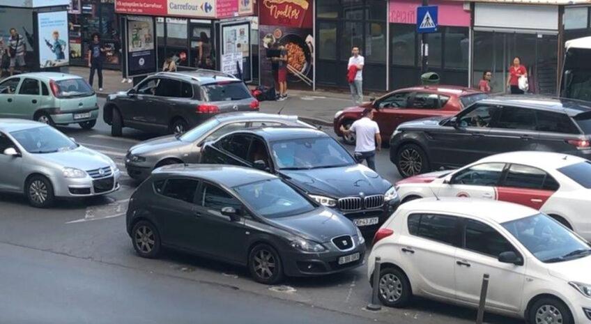 Locuitorii din București vor plăti de 7 ori mai mult pentru un loc de parcare din 2022, conform noilor tarife anuale aprobate de către Consiliul Local al Capitalei.