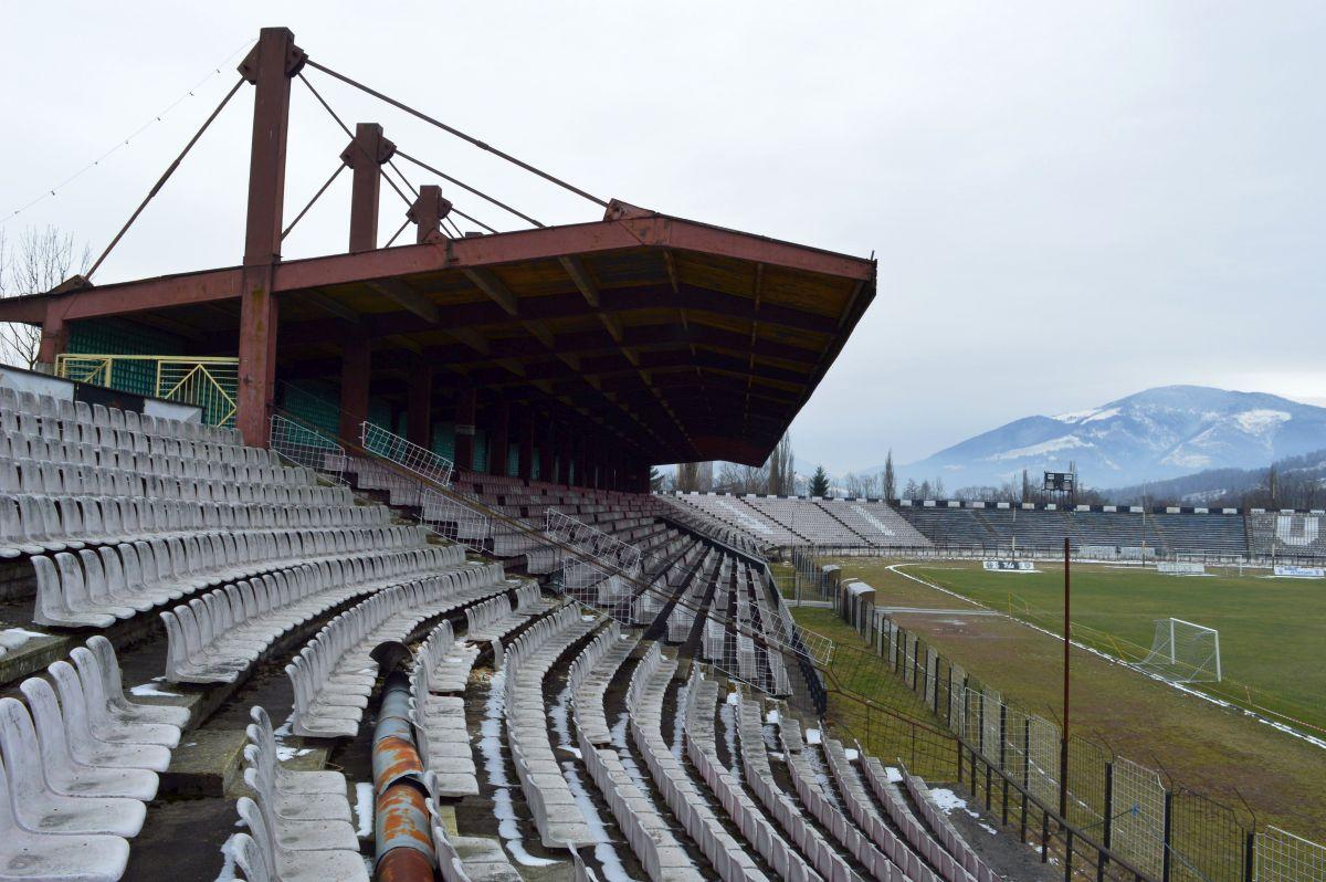 E jale-n Vale! Stadionul din Petroșani a ajuns o ruină! Pe arena cu 15.500 de locuri încă evoluează Jiul, dar „minerii” sunt pe marginea prăpastiei, locul 8 din 10 în Divizia C