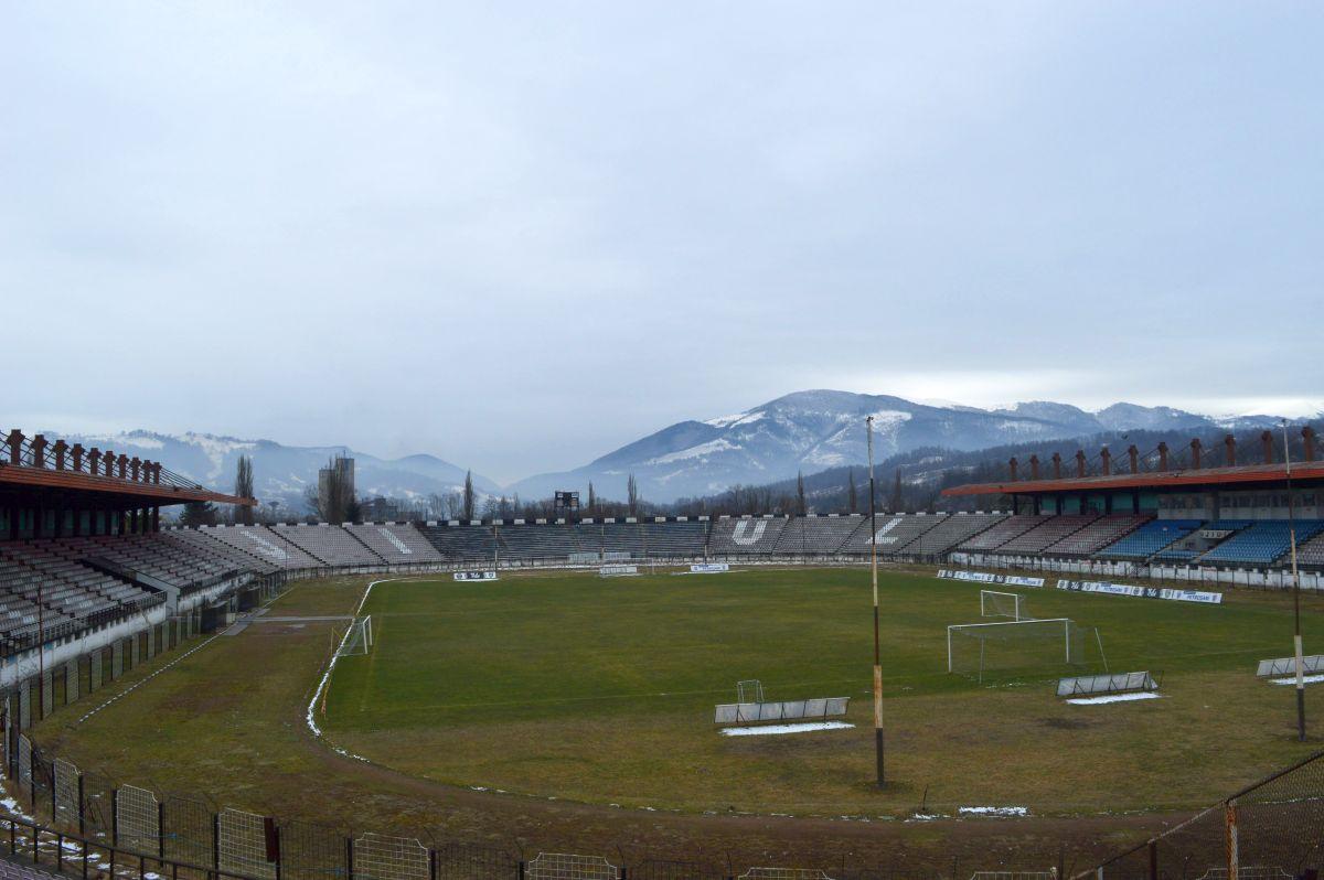 E jale-n Vale! Stadionul din Petroșani a ajuns o ruină! Pe arena cu 15.500 de locuri încă evoluează Jiul, dar „minerii” sunt pe marginea prăpastiei, locul 8 din 10 în Divizia C