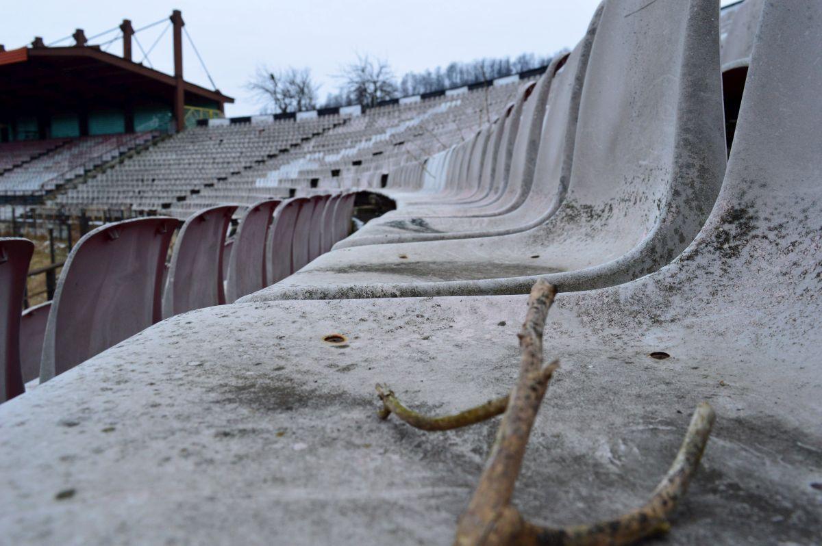 E jale-n Vale! Stadionul din Petroșani a ajuns o ruină! Pe arena cu 15.500 de locuri încă evoluează Jiul, dar „minerii” sunt pe marginea prăpastiei, locul 8 din 10 în Divizia C