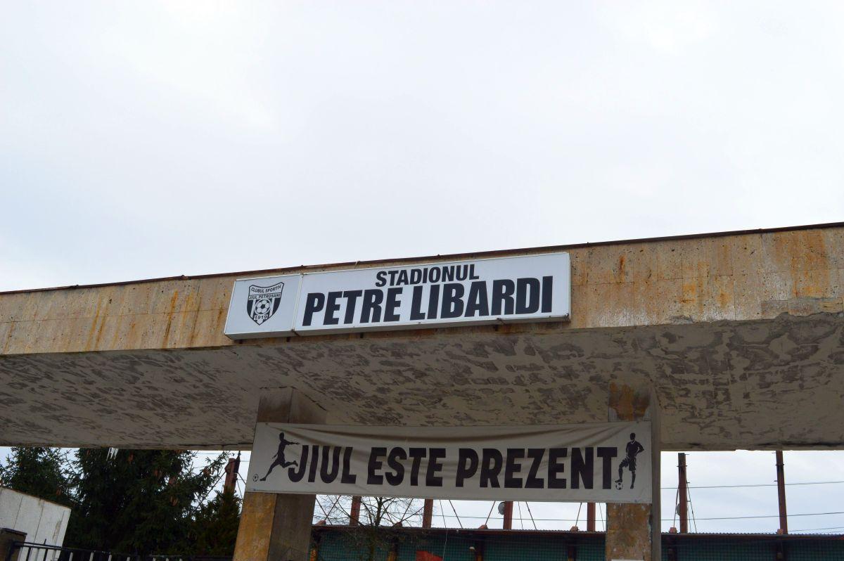 E jale-n Vale! Stadionul din Petroșani a ajuns o ruină! Pe arena cu 15.500 de locuri încă evoluează Jiul, dar „minerii” sunt pe marginea prăpastiei, locul 8 din 10 în Divizia C