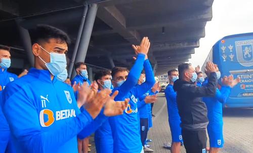 Fanii olteni au creat o atmosferă specială înaintea derby-ului CS Universitatea Craiova - FCSB, din runda cu numărul 4 a play-off-ului Ligii 1.