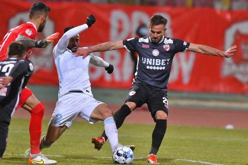 Tomozei (în negru) e convins că și la anul Dinamo va juca în prima ligă
Foto: Imago