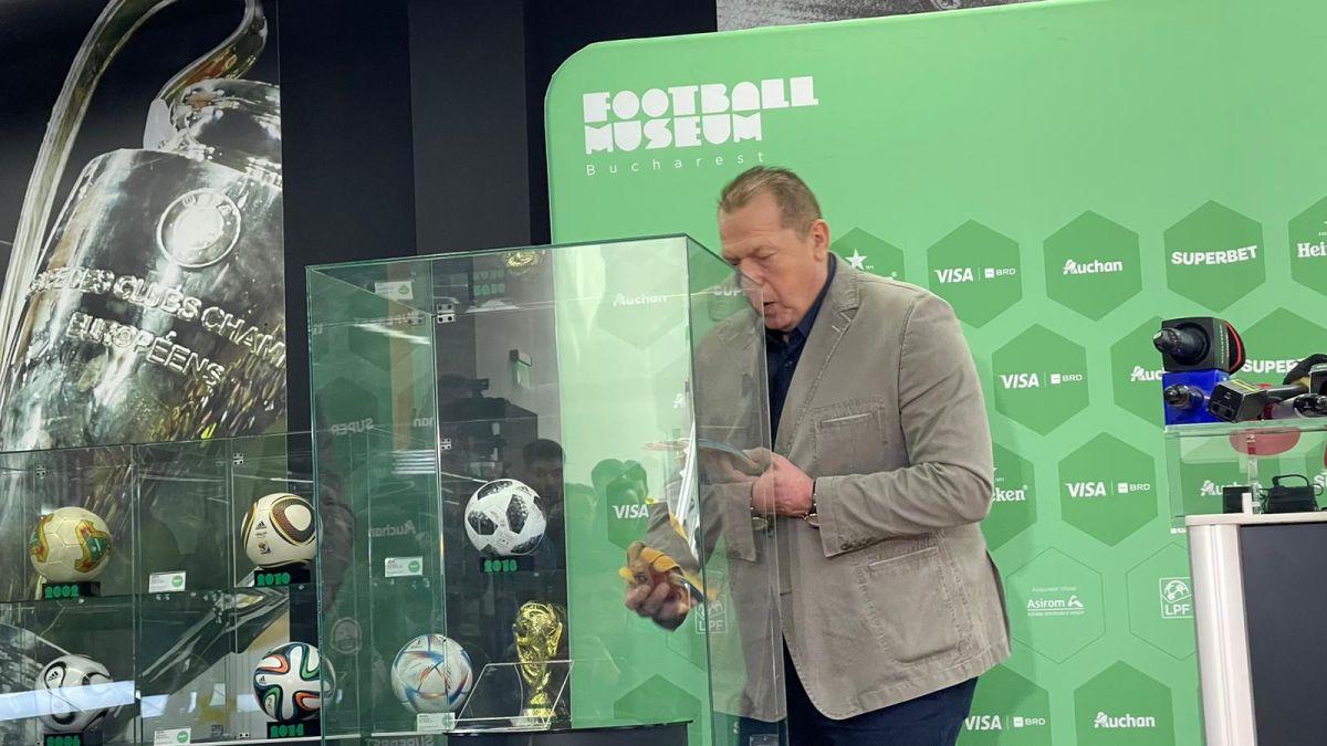 Mănușile magice de la Sevilla s-au întors acasă » Helmut Duckadam a luat 3.000 de dolari pe ele în urmă cu 21 de ani! Cât valorează acum