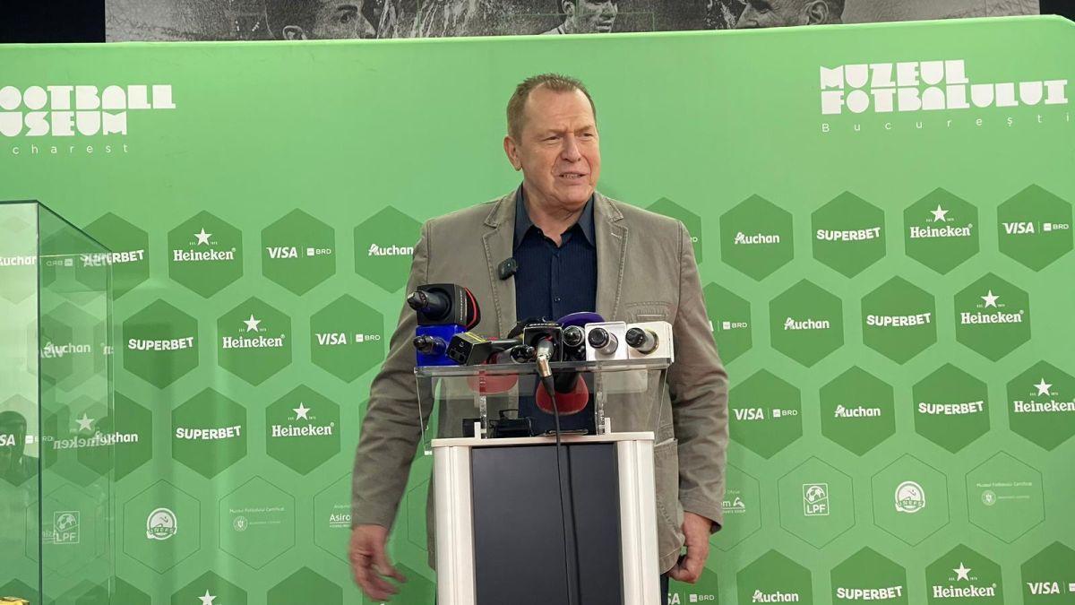 Mănușile magice de la Sevilla s-au întors acasă » Helmut Duckadam a luat 3.000 de dolari pe ele în urmă cu 21 de ani! Cât valorează acum