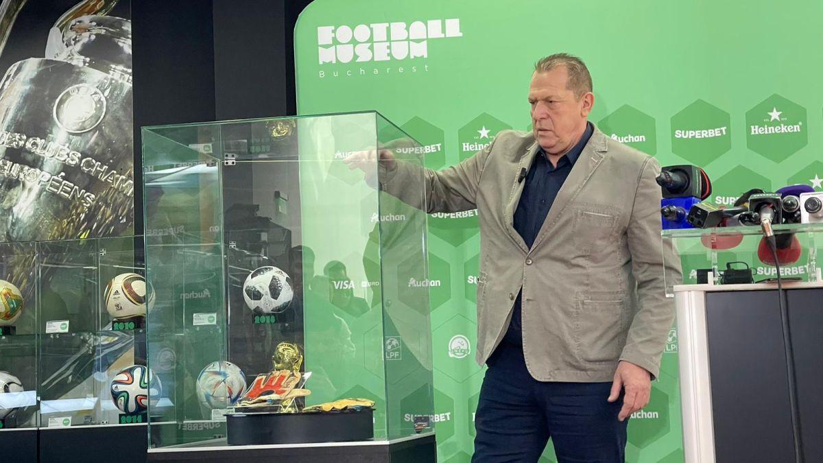 Mănușile magice de la Sevilla s-au întors acasă » Helmut Duckadam a luat 3.000 de dolari pe ele în urmă cu 21 de ani! Cât valorează acum