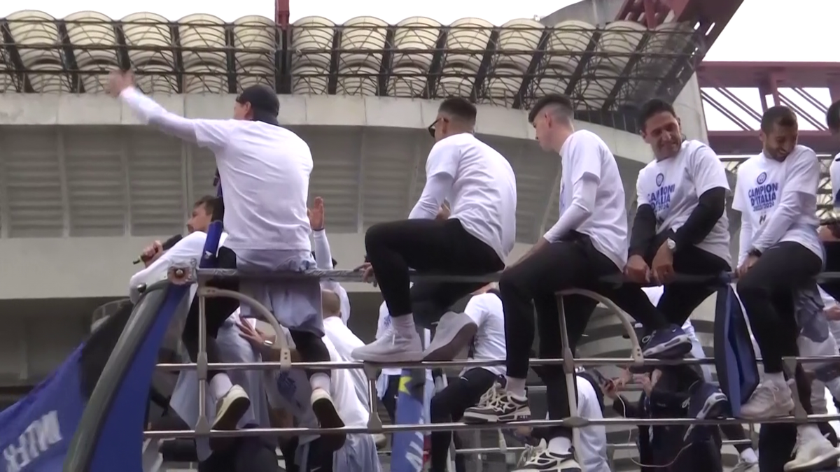 Fanii lui Inter au scos vaca pe stradă la petrecerea de titlu » Imagini senzaționale din Milano