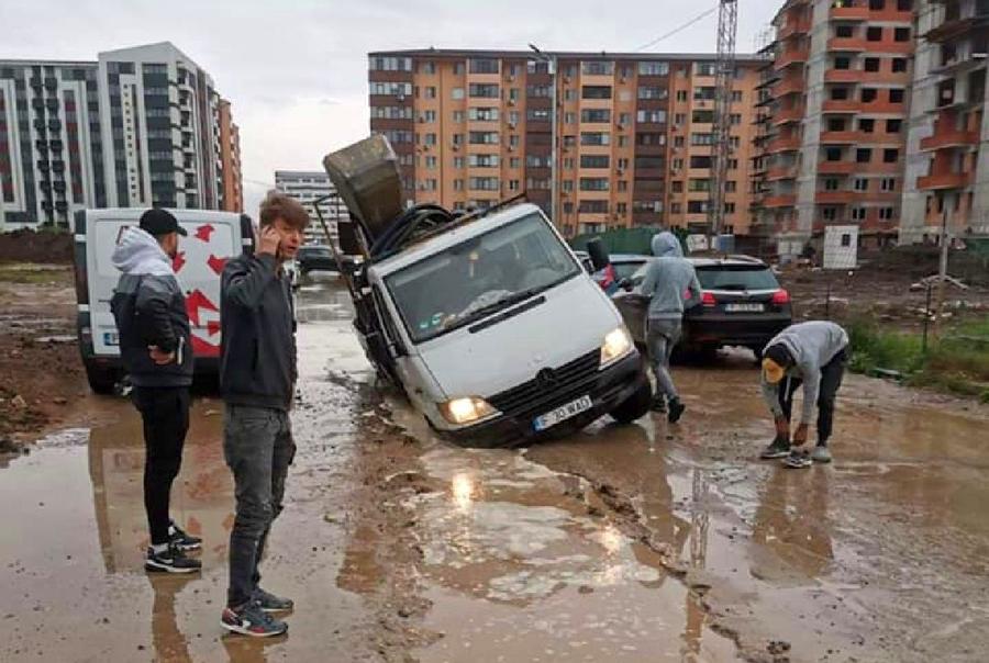 Imagine din 2021, când o stradă din Militari Residence s-a surpat, de-a dreptul, apoi a „înghițit” o mașină / Sursă foto: Facebook Campionul modest de la FCSB » Povestea unui fotbalist atipic din vestiarul roș-albastru: greu încercat în copilărie și salvat de soție + locuiește în zona blamată de bucureșteni