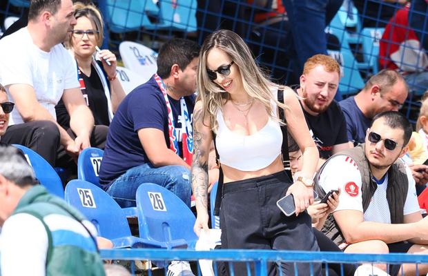 Au întors toate privirile! Detalii din tribunele stadionului de la Galați + tatuajul special al lui Iancu