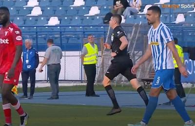 Fază halucinantă în play-out-ul din Superliga » Chivulete s-a făcut de râs: ce penalty a putut dicta în meciul cu implicații la retrogradare